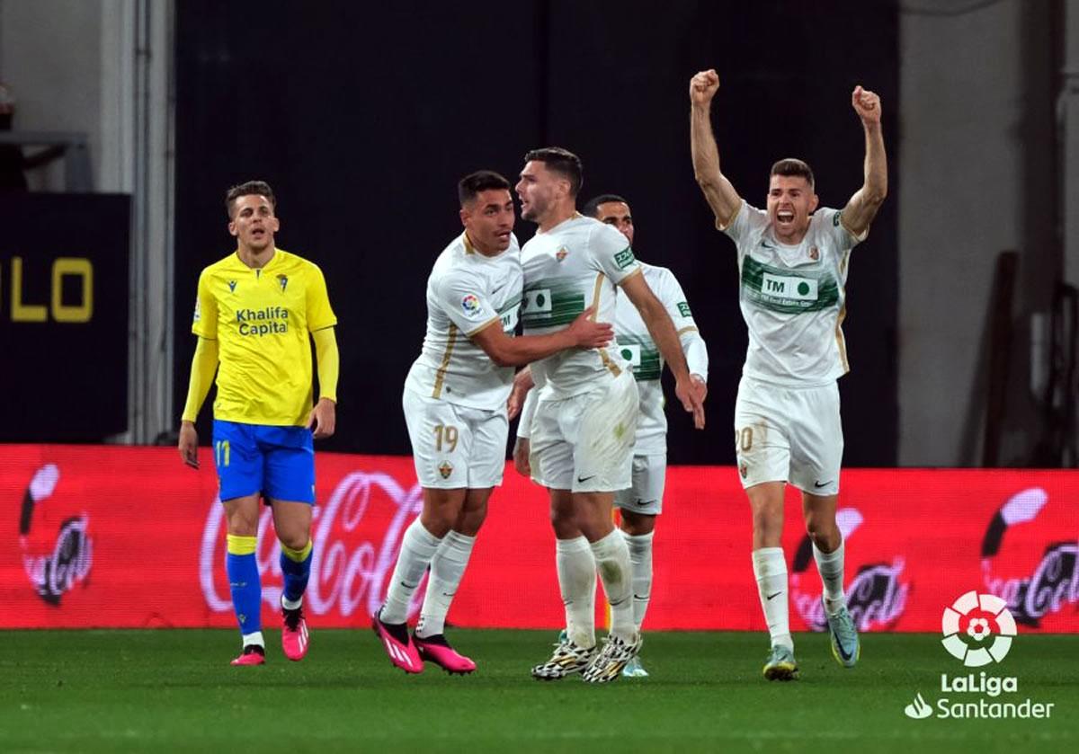 El festejo de los jugadores del Elche tras el gol del empate.