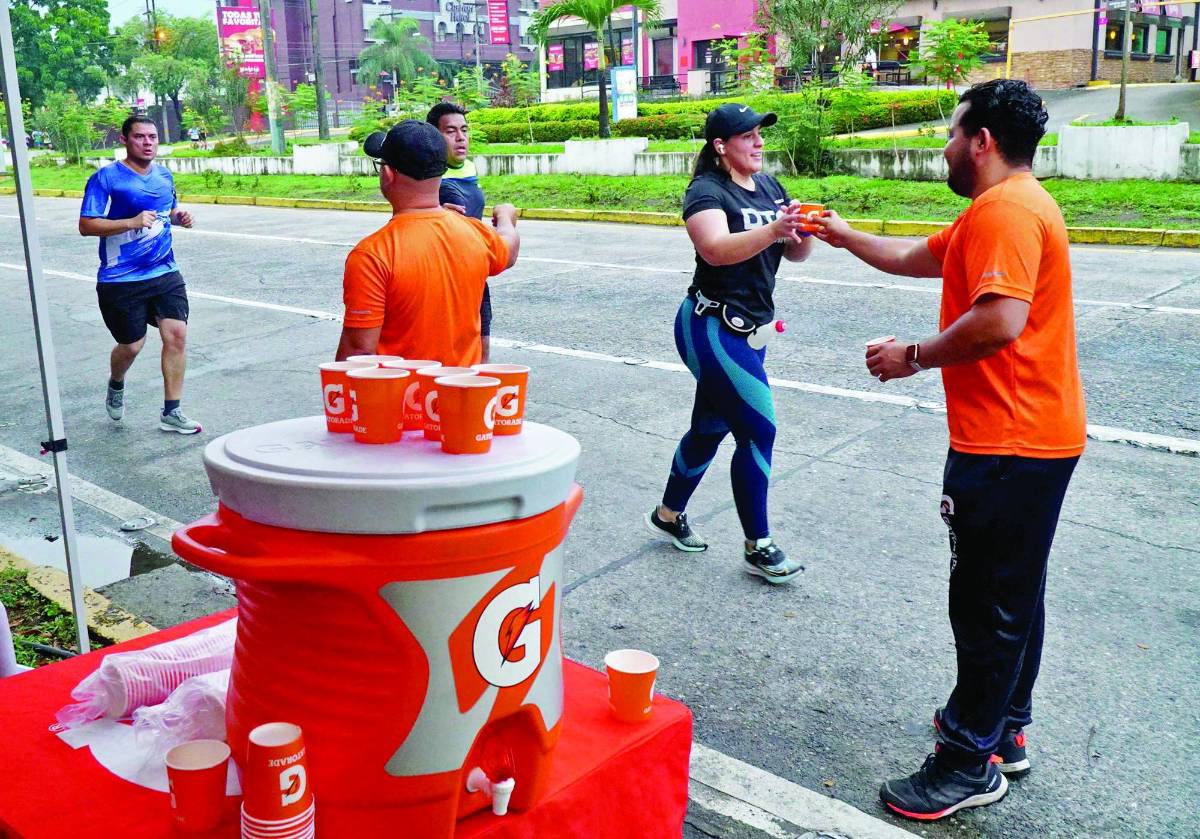En puntos estratégicos las activaciones de Gatorade hidratarán a los competidores.