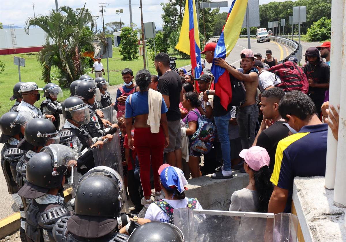 La Guardia Nacional bloqueó el paso ayer a otra caravana de migrantes que partió el domingo de Tapachula.