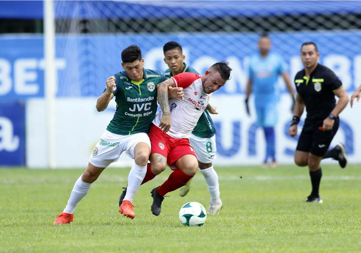 Francisco Martínez, del Marathón, y Jorge Cardona, de la Real Sociedad, disputando el balón en el centro del campo.