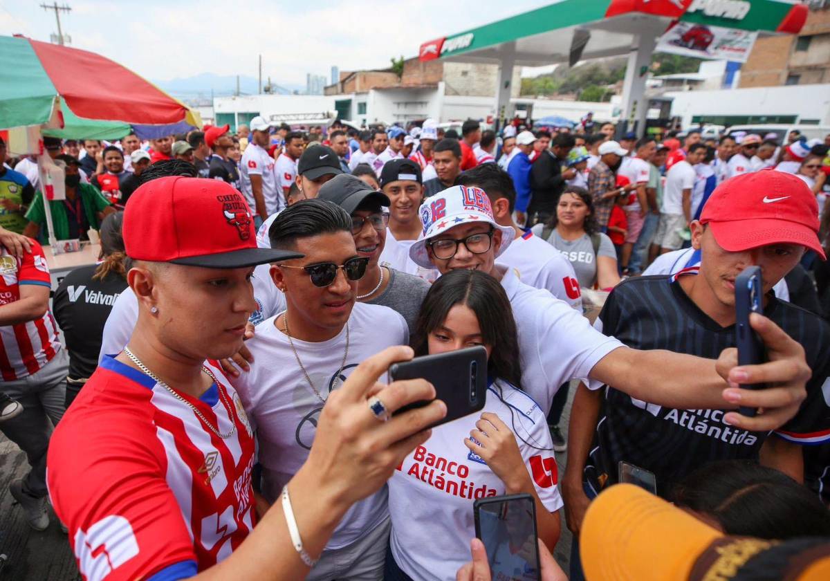 Michaell Chirinos compartiendo con los aficionado olimpistas en las afueras del Estadio Nacional.