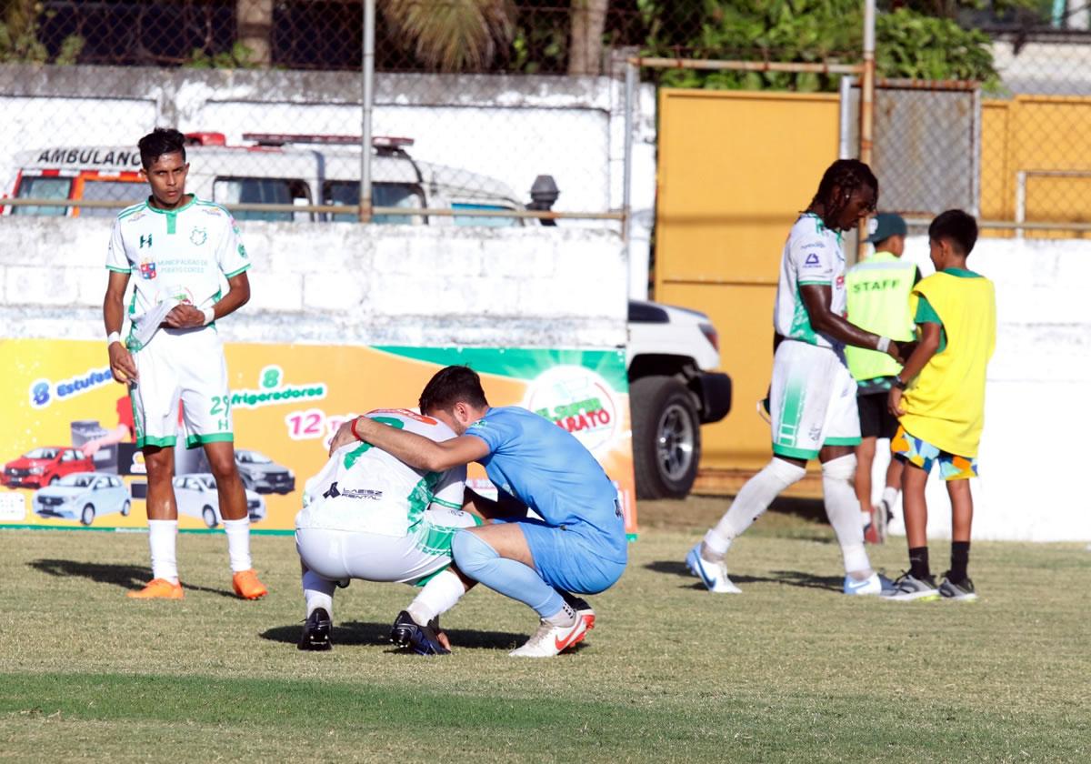 Los jugadores del Platense, tristes tras quedar fuera de la final.