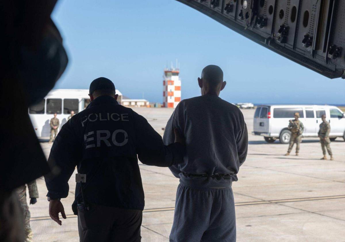 Tiendas de campaña y celdas de máxima seguridad para migrantes en Guantánamo