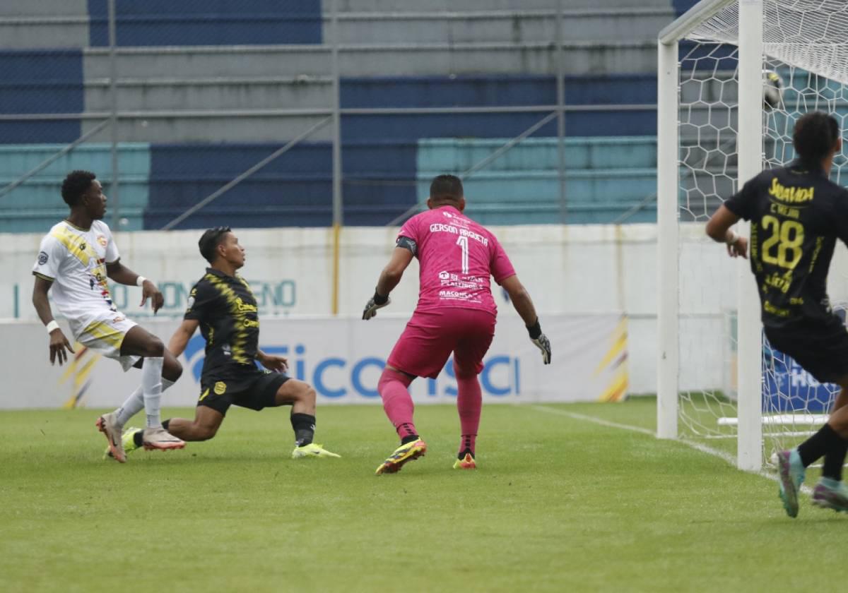 Momento donde Bryan Moya manda la pelota al fondo de las redes.