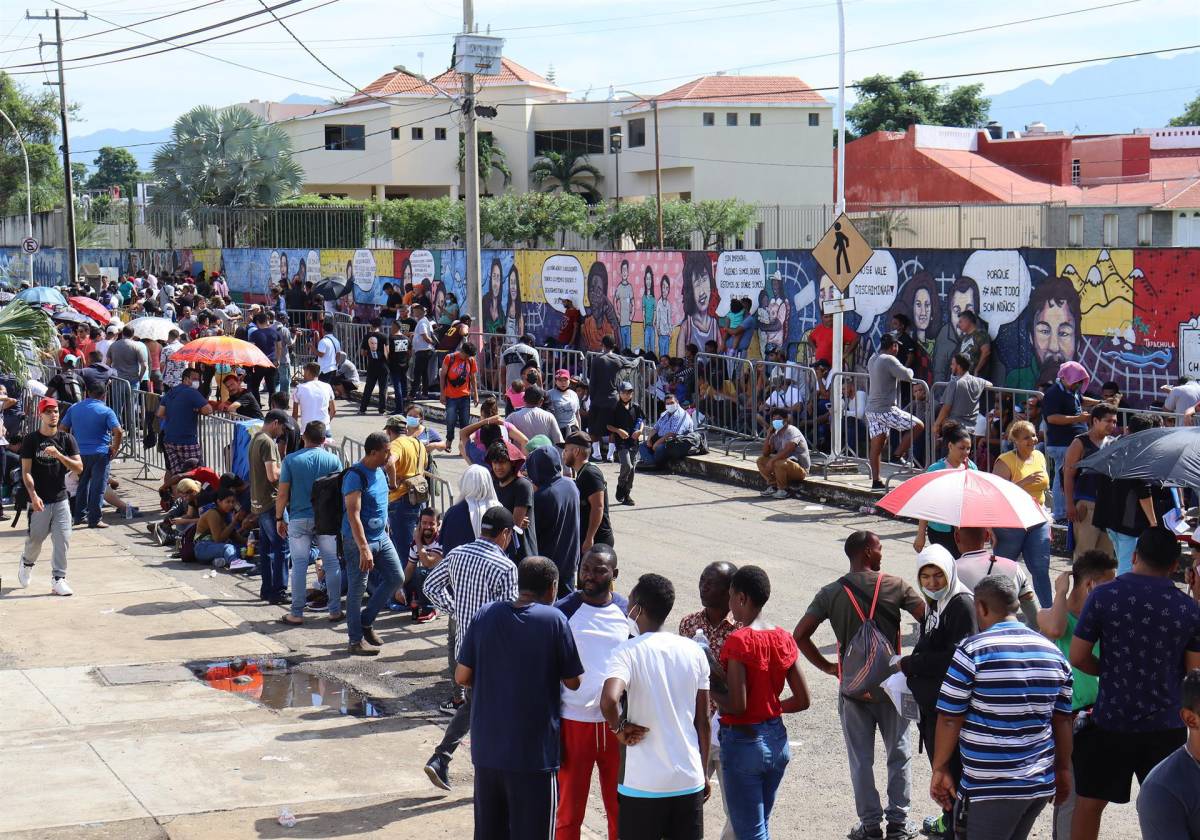 Cientos de migrantes salen en caravana desde la frontera sur de México