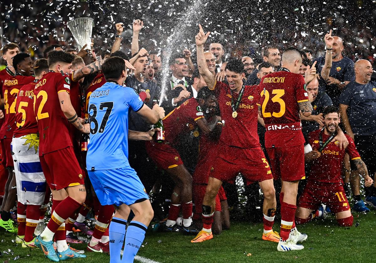 La locura se desató entre los jugadores de la Roma con la conquista de la Conference League.