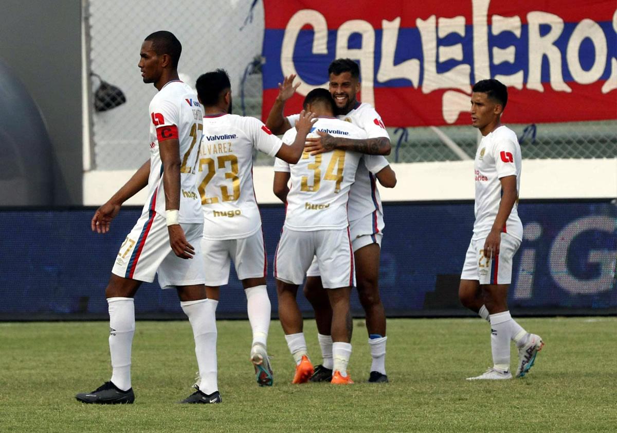 Kevin López agradece con un abrazo a Gabriel Araújo tras la asistencia.