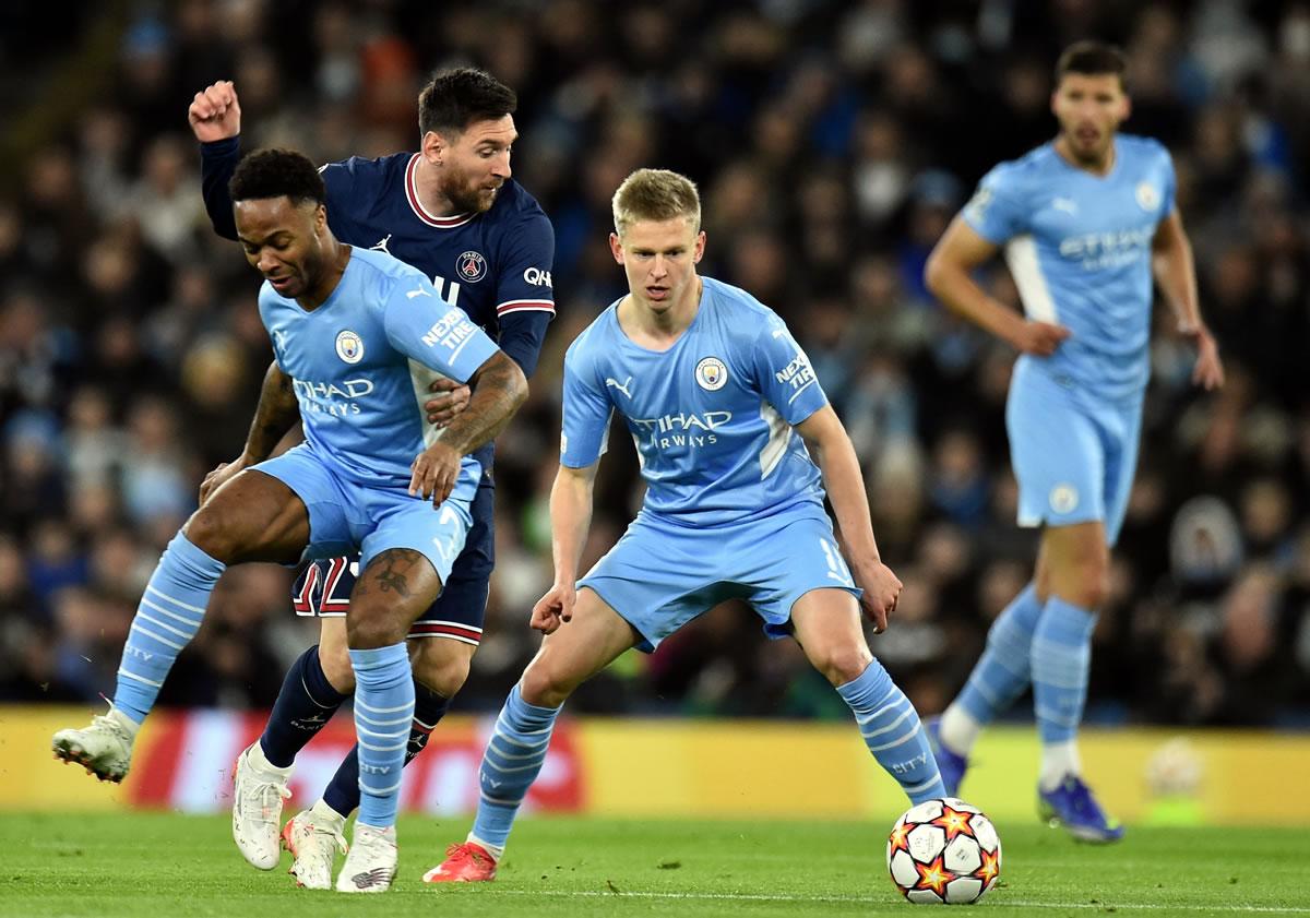 Lionel Messi tratando de pasar de la marca de Raheem Sterling y Oleksandr Zinchenko.