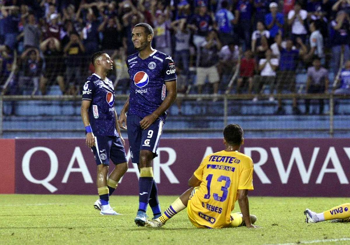 Eddie Hernández se lamenta tras una oportunidad fallada ante Tigres.