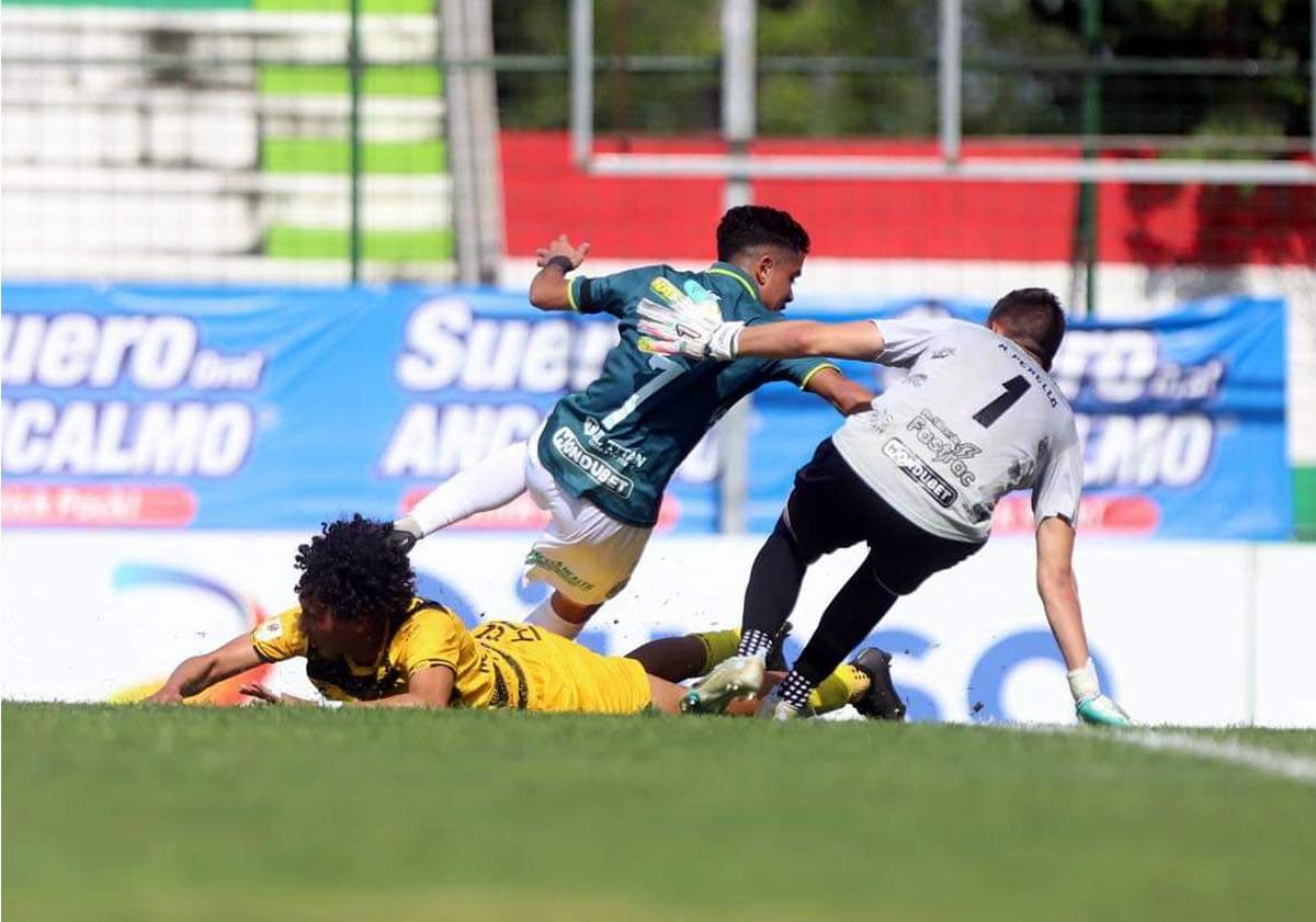 Michaell Perelló evitó el tanto de Isaac Castillo en esta jugada.