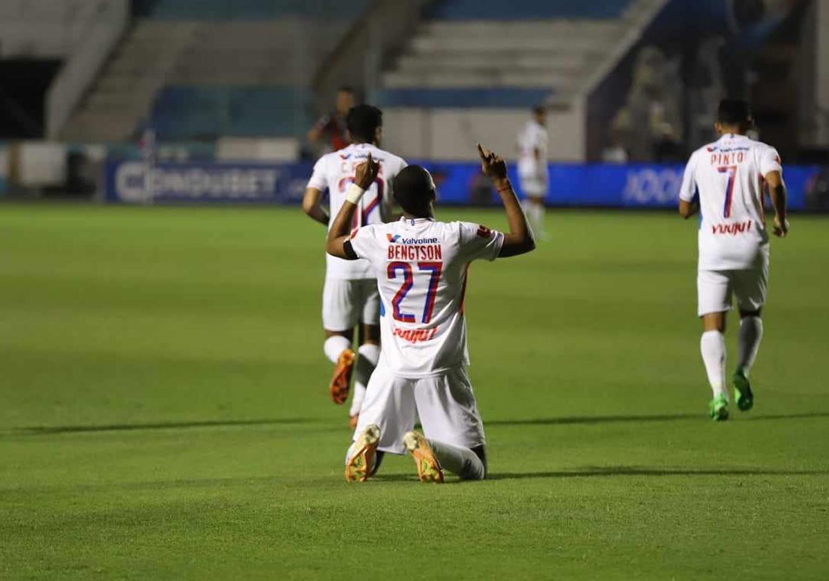 Jerry Bengtson no podía faltar a su cita con el gol.