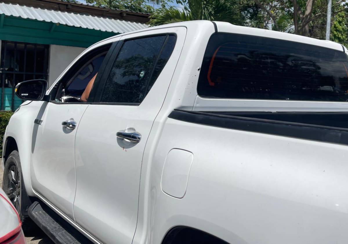 El carro en el que se conducía Marcia Carolina resultó con varias perforaciones de bala.