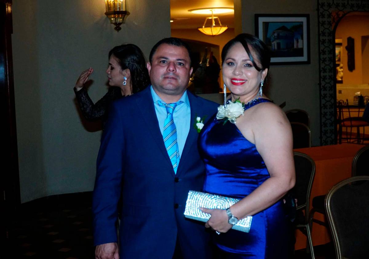 Llenos de promesas llegan al altar Rommel y Vanessa