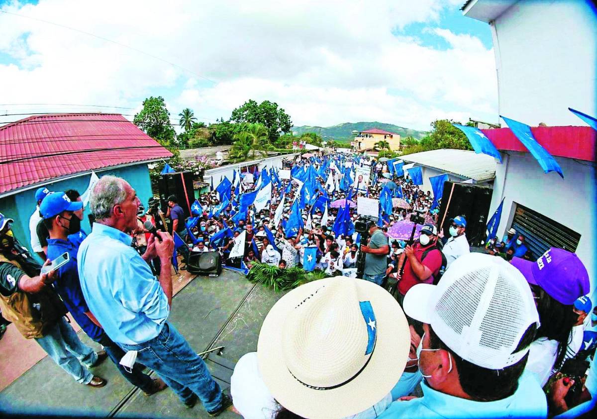El presidenciable Asfura se dirige a los asistentes en el cierre de campaña en el interior del país.