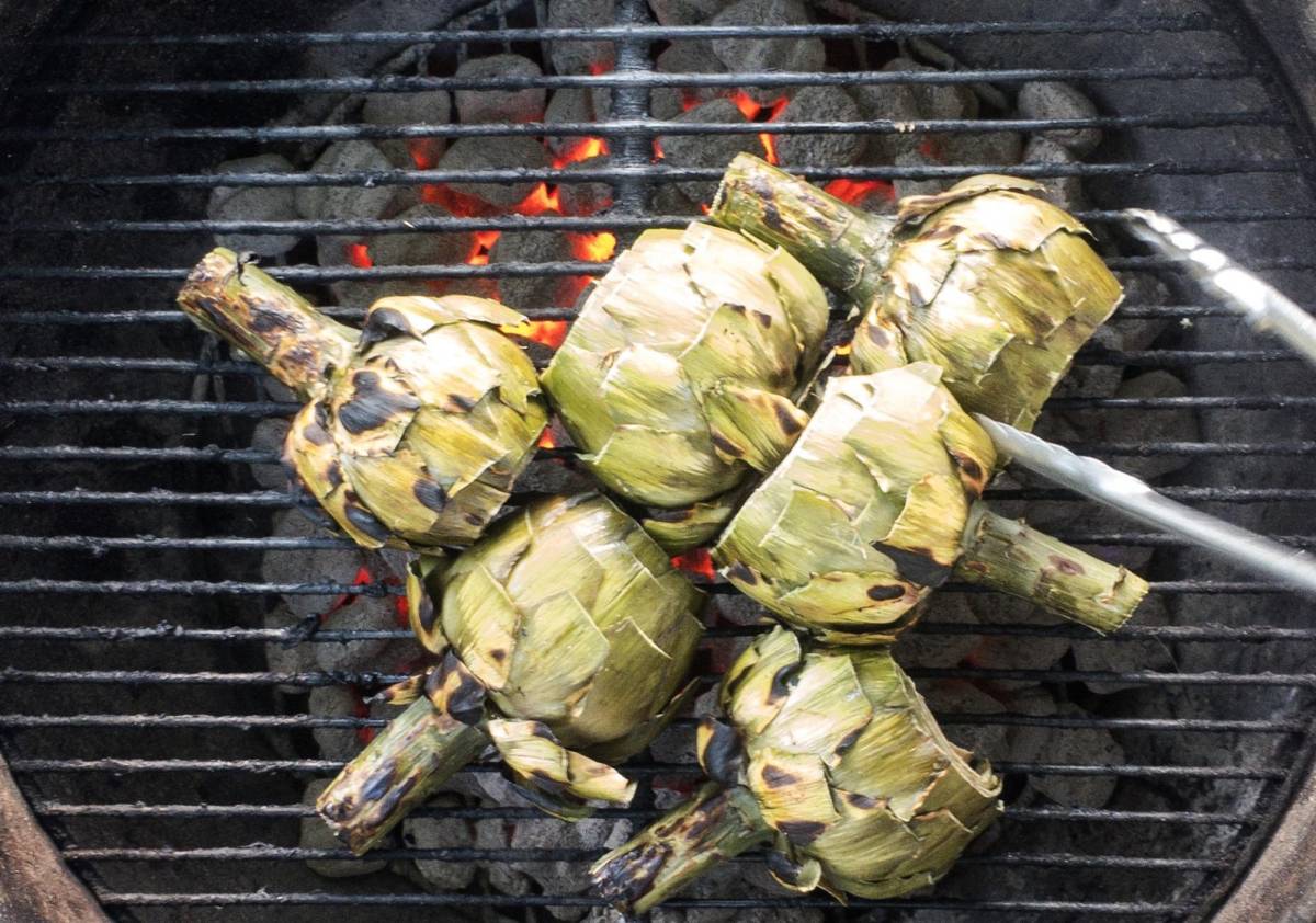 Las alcachofas deben ser previamente hervidas para acabar su cocción en el grill.