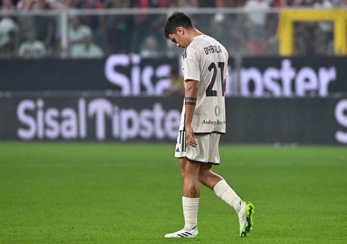 Paulo Dybala, cabizbajo en la derrota de la Roma.