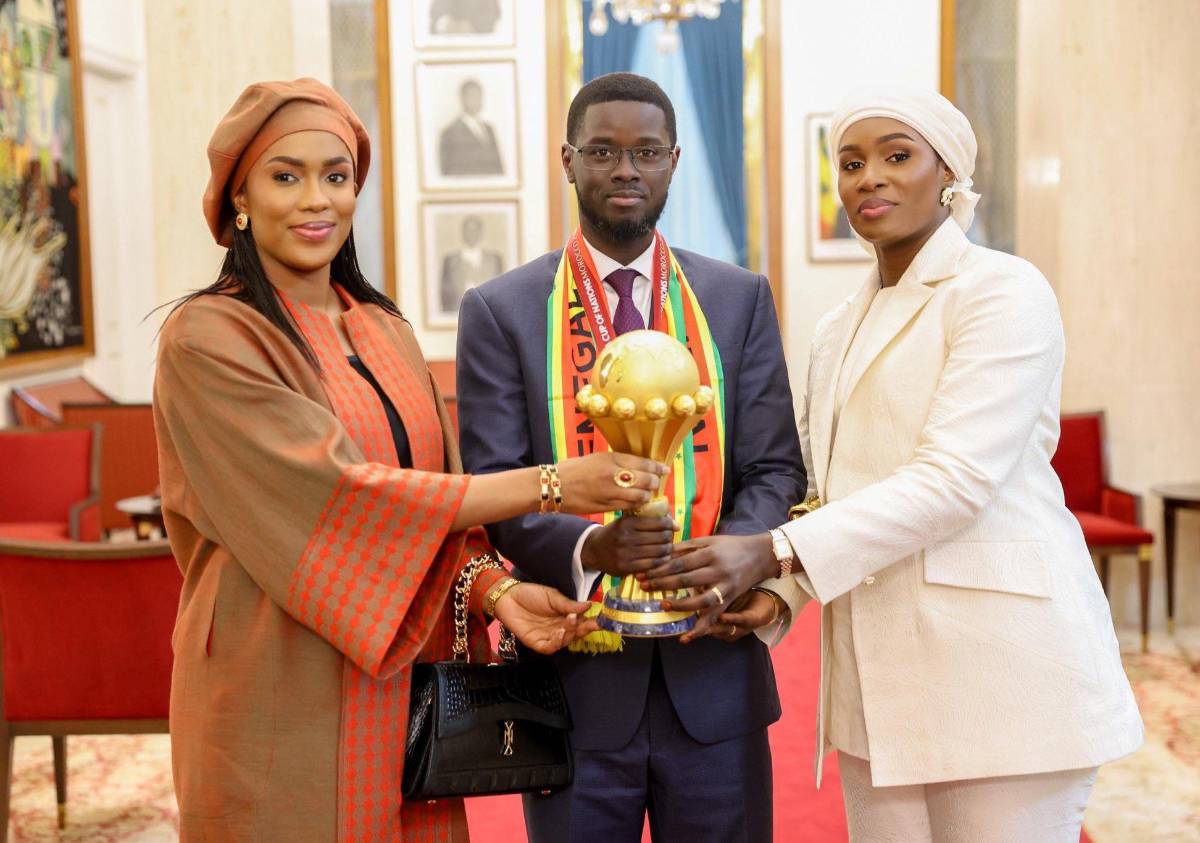 Festejó con sus dos esposas tras título de Senegal: Siempre están a mi lado