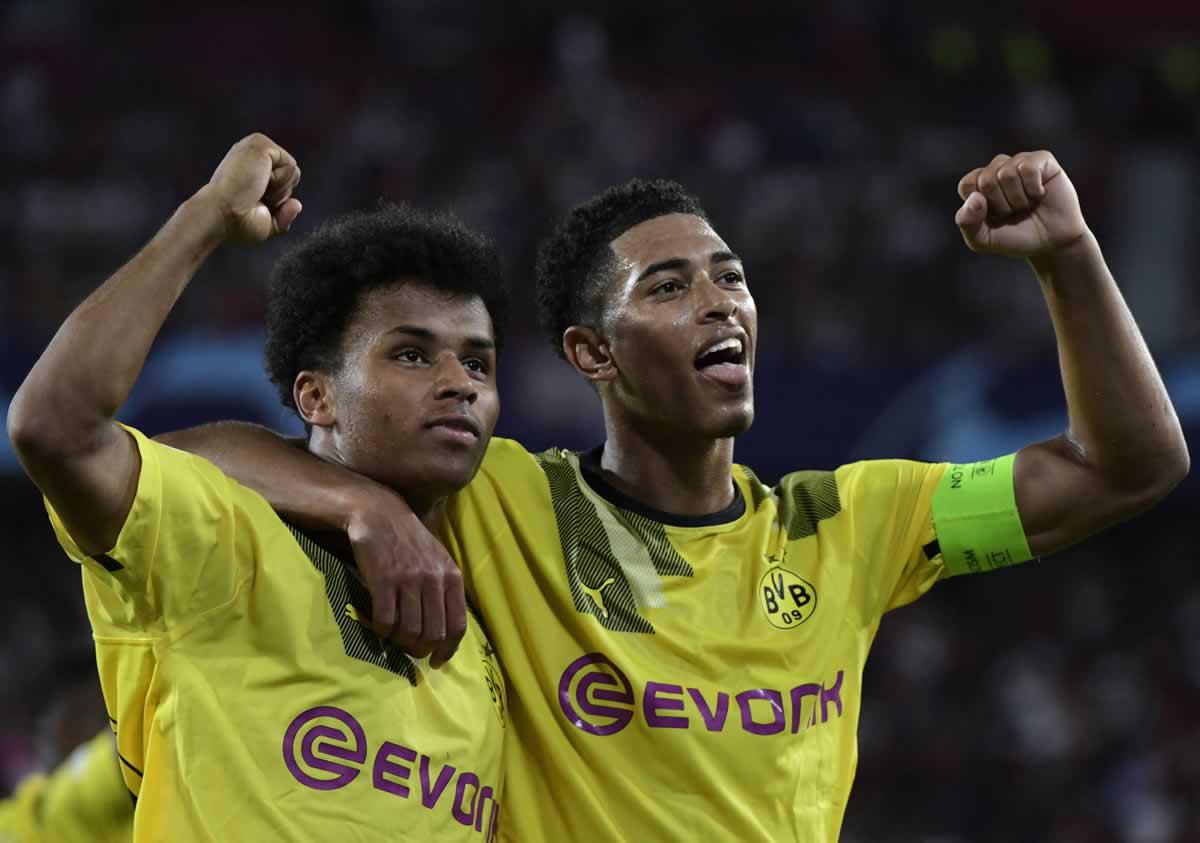 Jude Bellingham y Karim Adeyemi festejando el 0-3 del Borussia Dortmund.