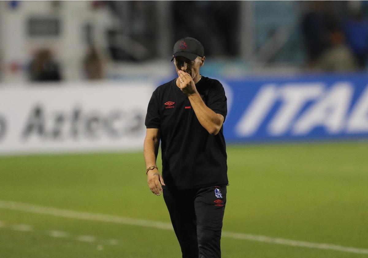 Pedro Troglio se vio molesto por no poder ganar el partido de ida ante Motagua.