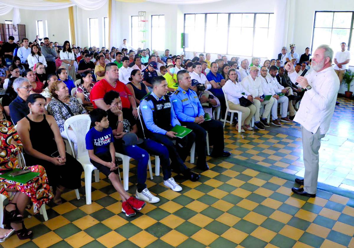 <b>Se hicieron presentes representantes de organizaciones, funcionarios, empleados y dirigentes patronales.</b>