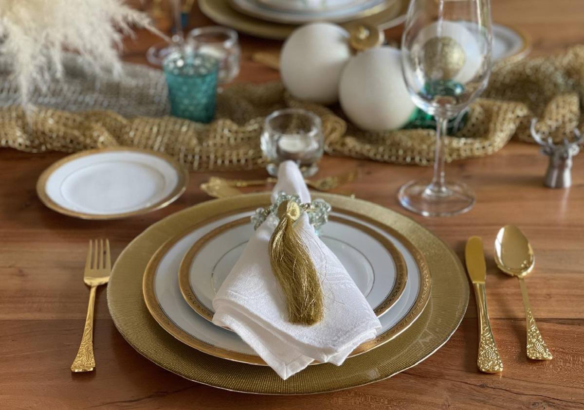 Mesa bien puesta para la celebración de Año Nuevo