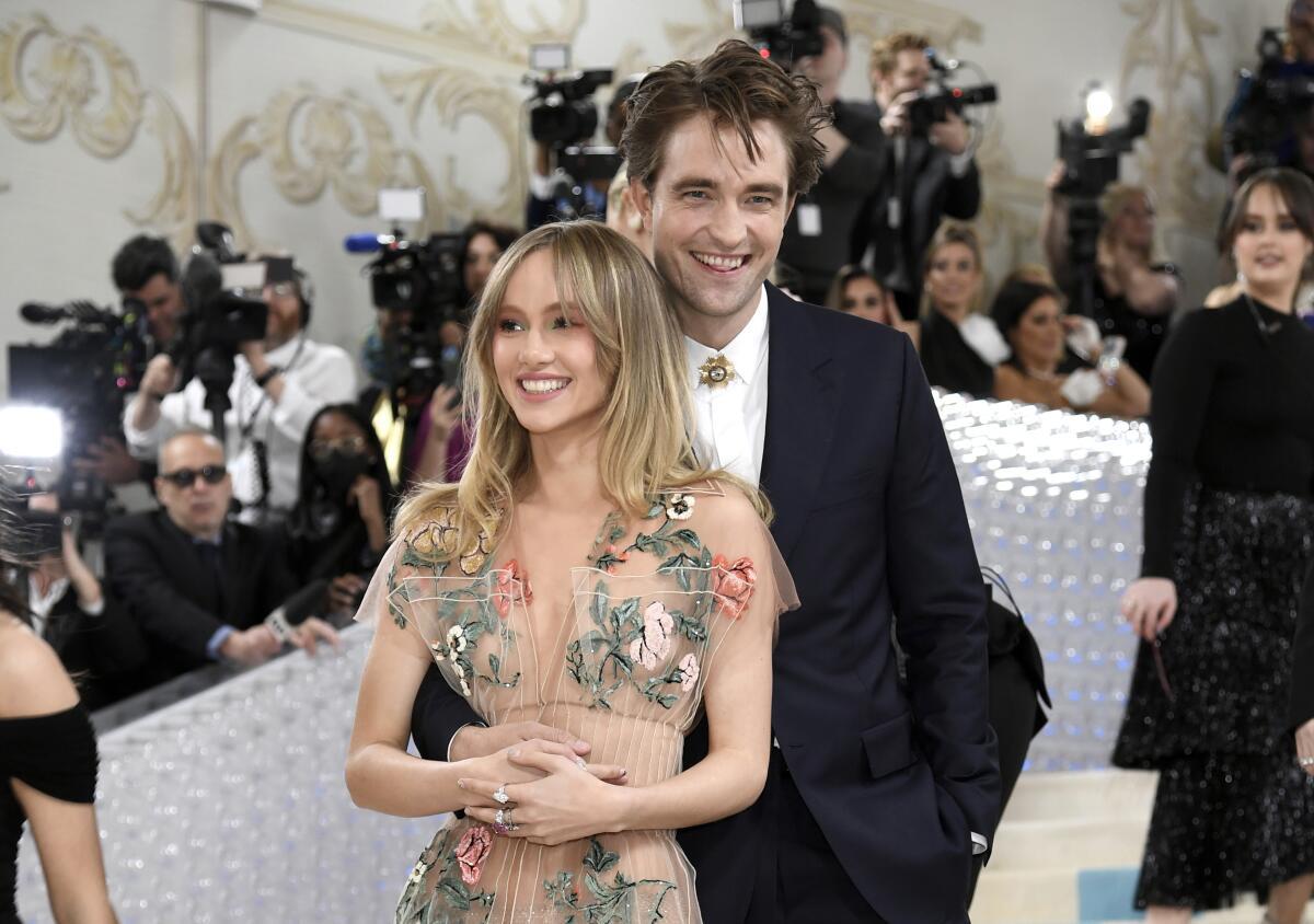 Suki Waterhouse y Robert Pattinson presentan a su bebé en Instagram