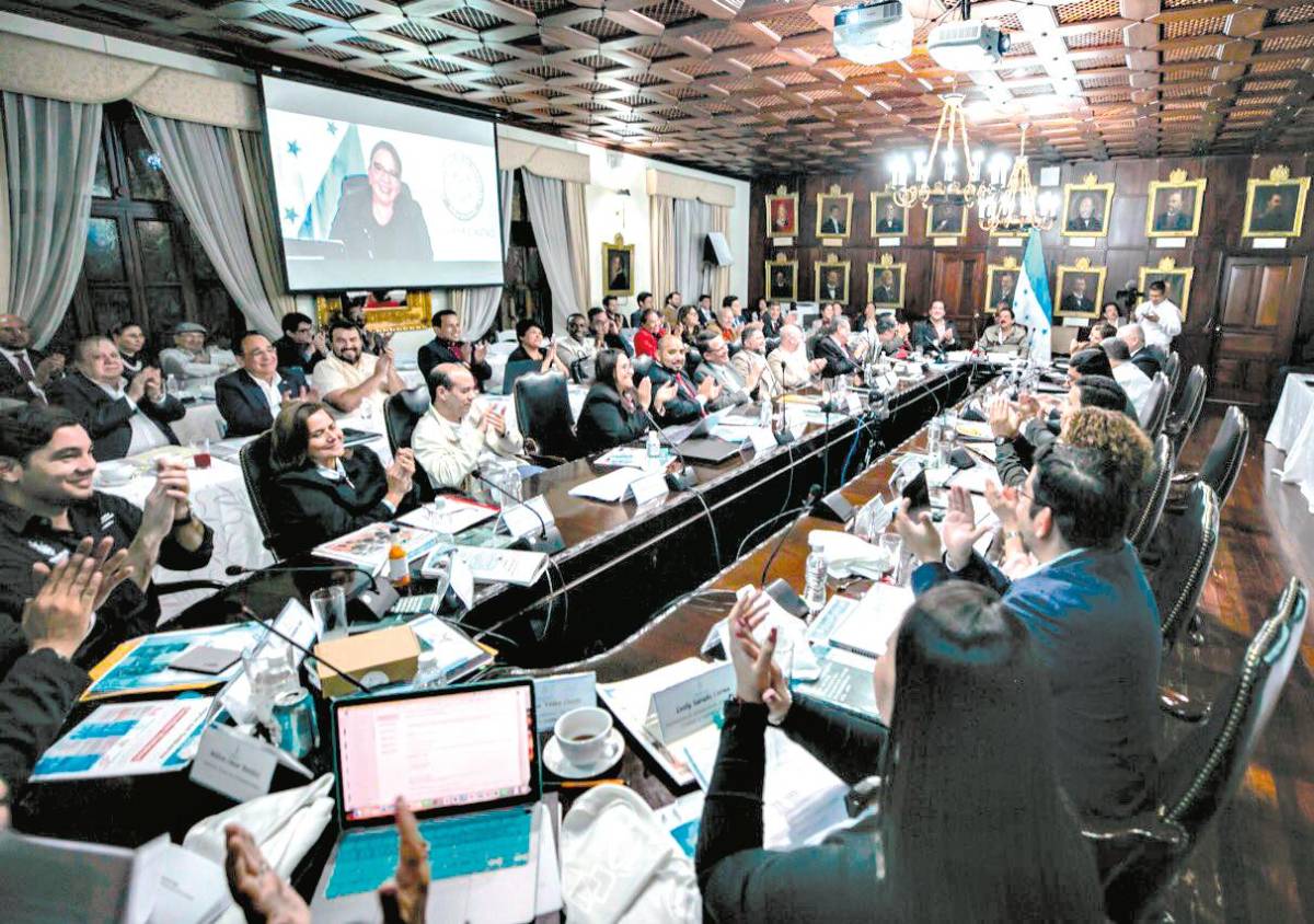 Apenas cinco funcionarios dejaron sus cargos para lanzarse de lleno a política