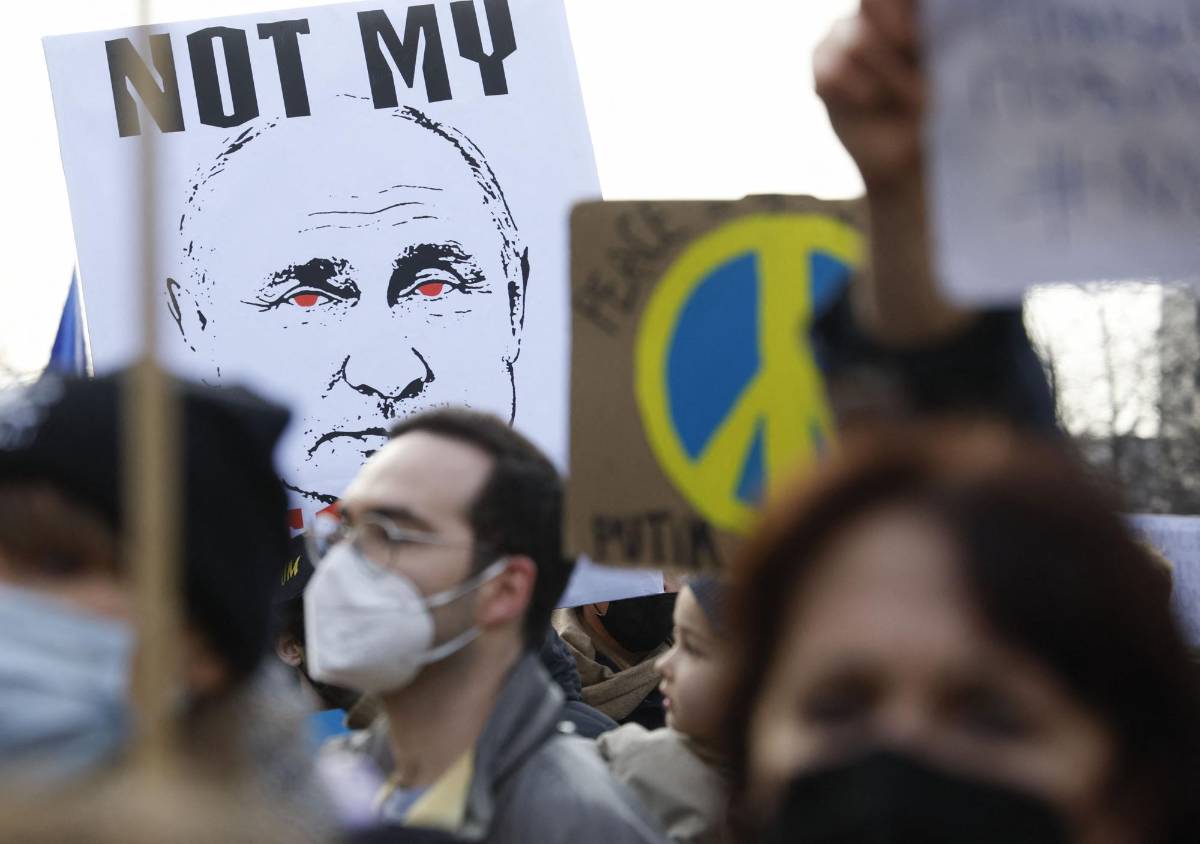 Los manifestantes con pancartas de paz abarrotan la Puerta de Brandenburgo en Berlín para manifestarse por la paz en Ucrania el 27 de febrero de 2022.