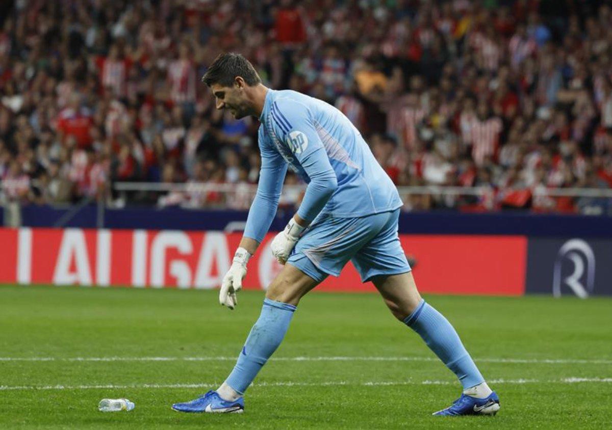 Diferentes objetos fueron lanzados a Courtois.