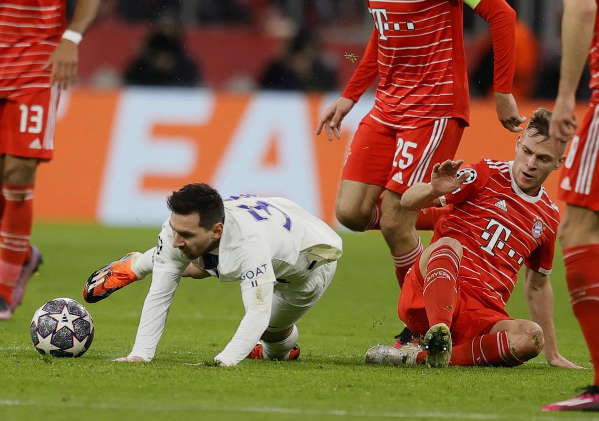 Lionel Messi cae al suelo tras una falta de Joshua Kimmich.