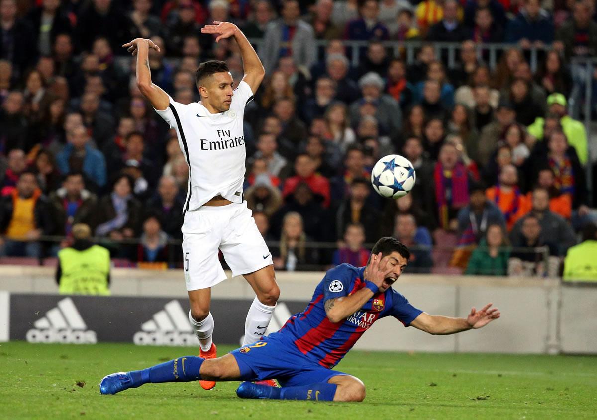 Luis Suárez se dejó caer en el área y el árbitro Deniz Aytekin pitó penal.