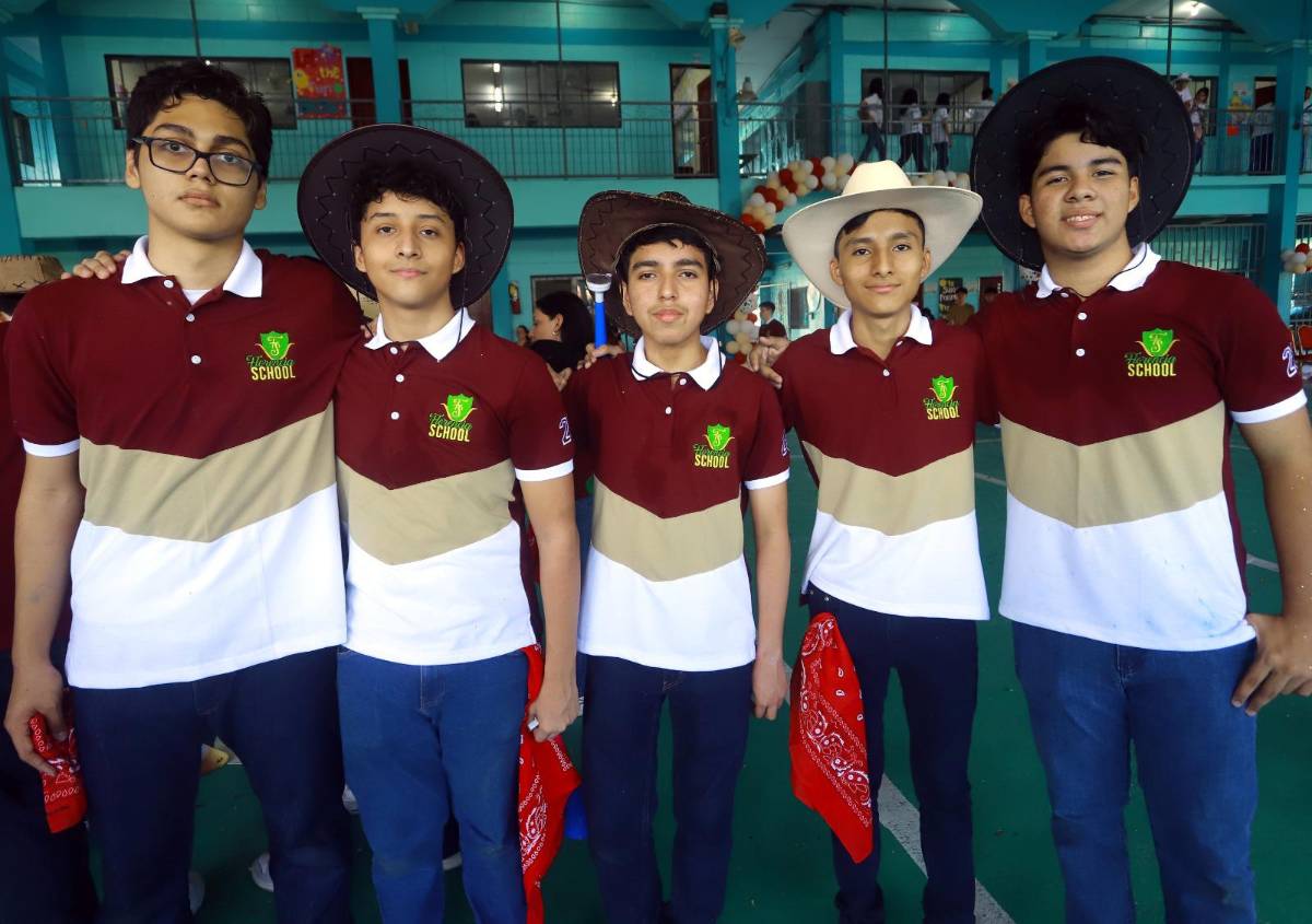 Fotos: Seniors del Instituto Bilingüe Florencia realizan su entrada