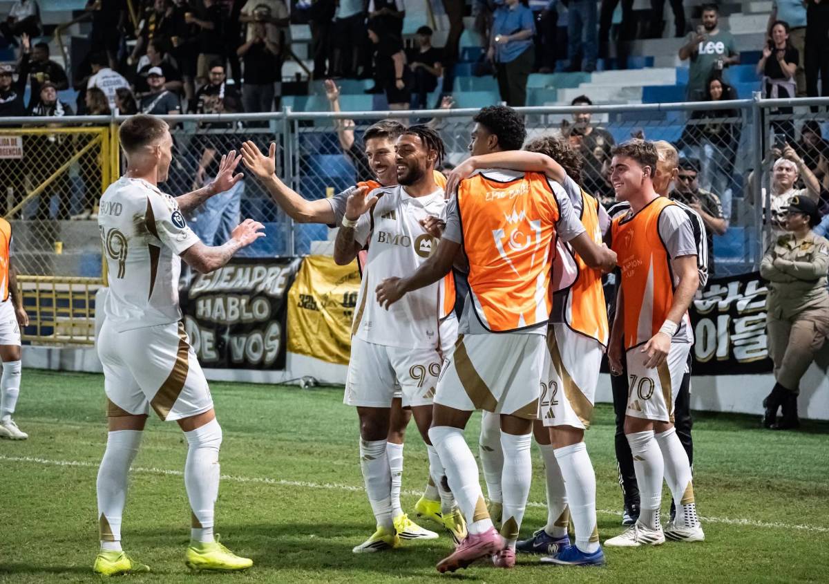 El inesperado inconveniente que tuvo LAFC y Son para salir; crack sufrió problema