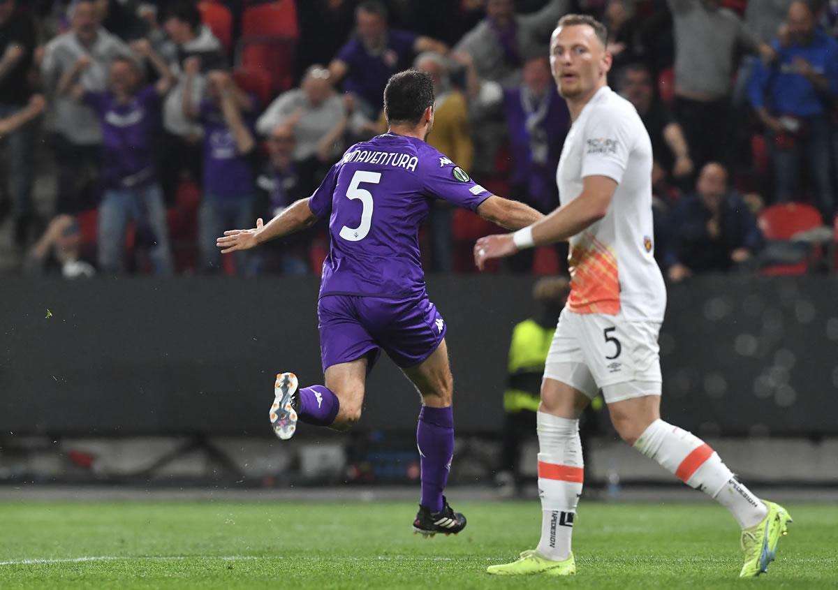 Giacomo Bonaventura corriendo a celebrar su gol para el empate de la Fiorentina.