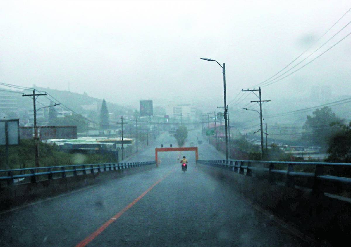 Dos horas de lluvia ayudan a apagar 14 incendios en Francisco Morazán