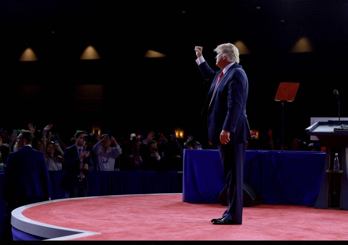 El ex presidente de los Estados Unidos, Donald Trump, hace gestos durante la Conferencia de Acción Política Conservadora (CPAC) en The Rosen Shingle Creek el 26 de febrero de 2022 en Orlando, Florida.