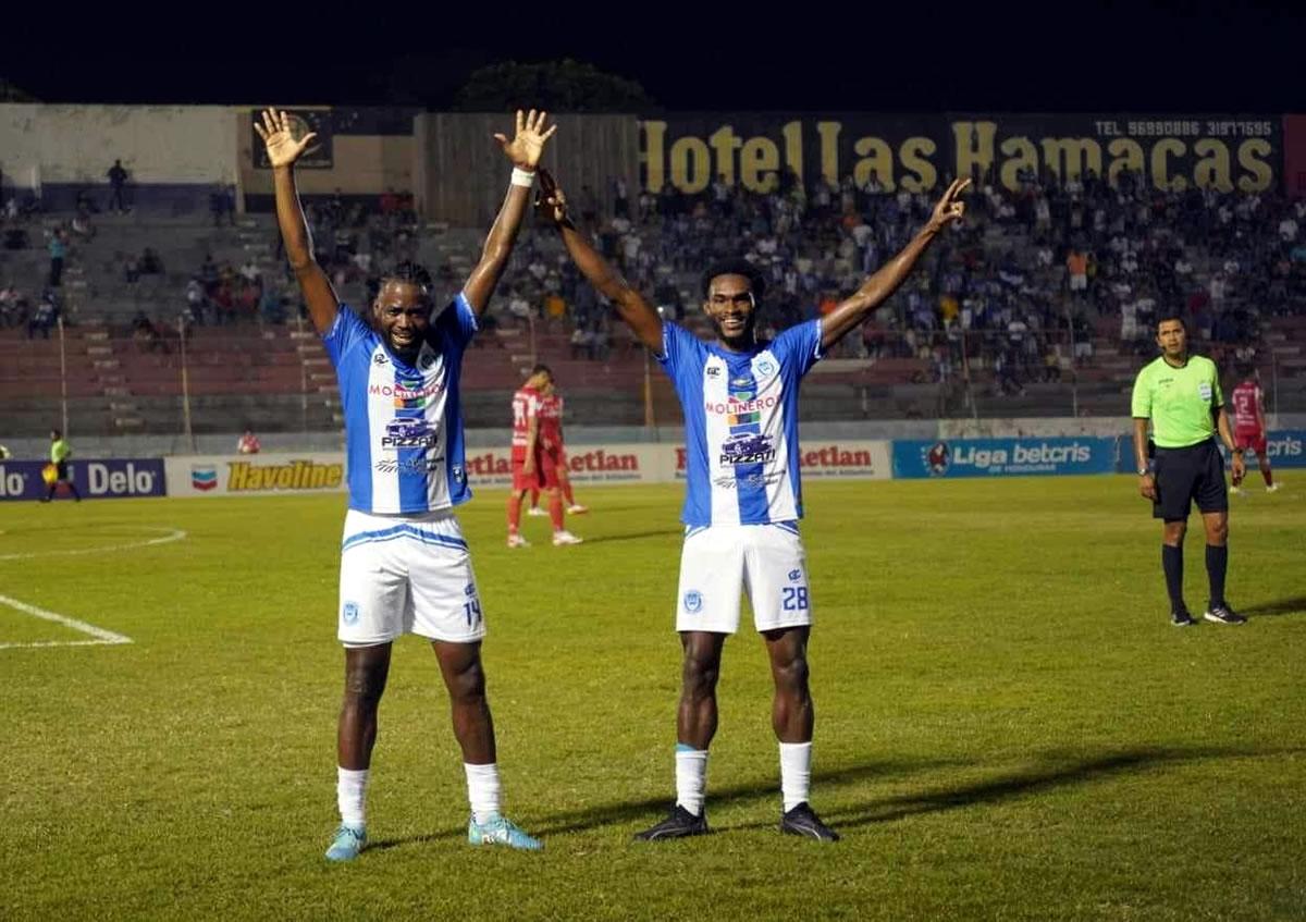 Ángel Barrios y Geovany Martínez celebrando el gol del triunfo del Victoria ante la Real Sociedad.