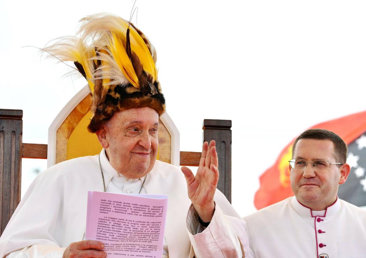 El papa Francisco, durante su visita a la remota población de Vánimo, en Papúa Nueva Guinea, junto al padre Martin Prado.