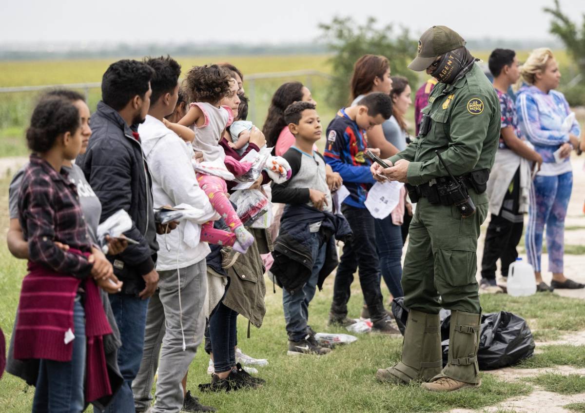 Los cruces de migrantes en la frontera de EEUU caen un 50 % tras el fin del Título 42