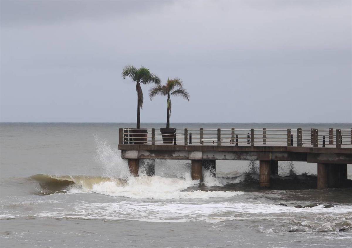 La tormenta tropical Karl busca tierra lentamente en el sureste de México
