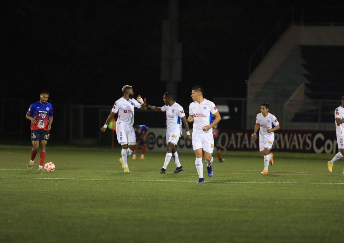 Benguché celebrando uno de sus dos goles en la victoria de 4-2 del Olimpia ante FAS.