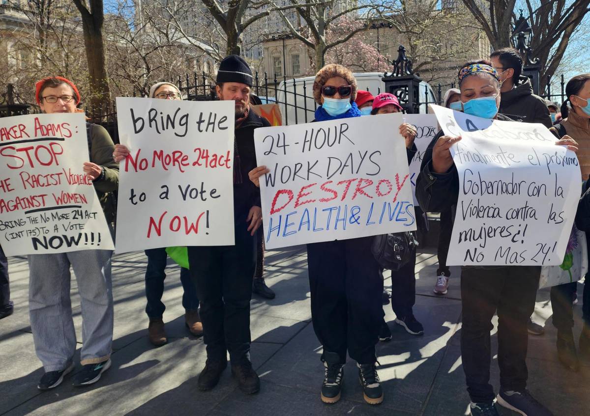 Las mujeres, que exigen condiciones humanas de trabajo, denunciaron que pese a que trabajan 24 horas, solo se les paga por 13, y eso desde el 2000, ya que antes de esa fecha recibían salario por 12 horas de trabajo.