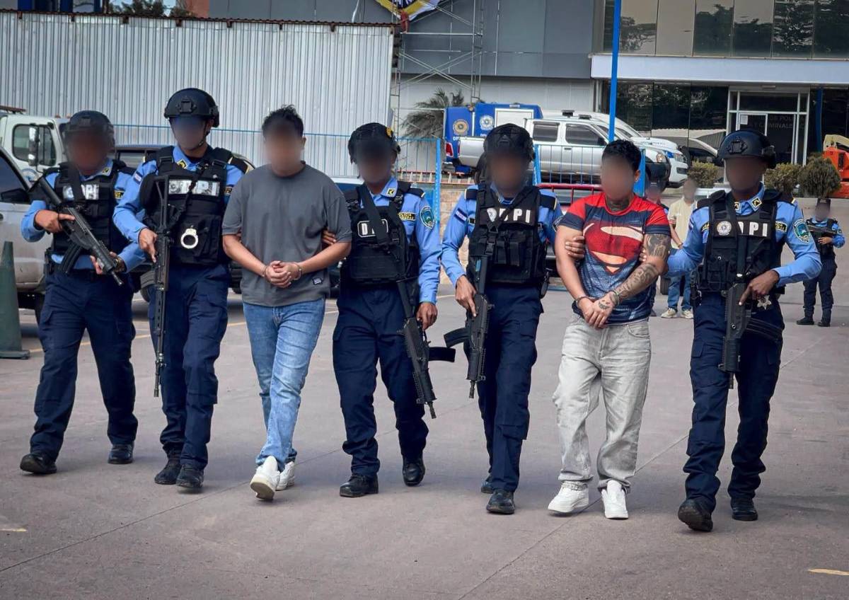 Capturan a dos hermanos por triple crimen en El Cimarrón; uno sería expareja de Tatiana