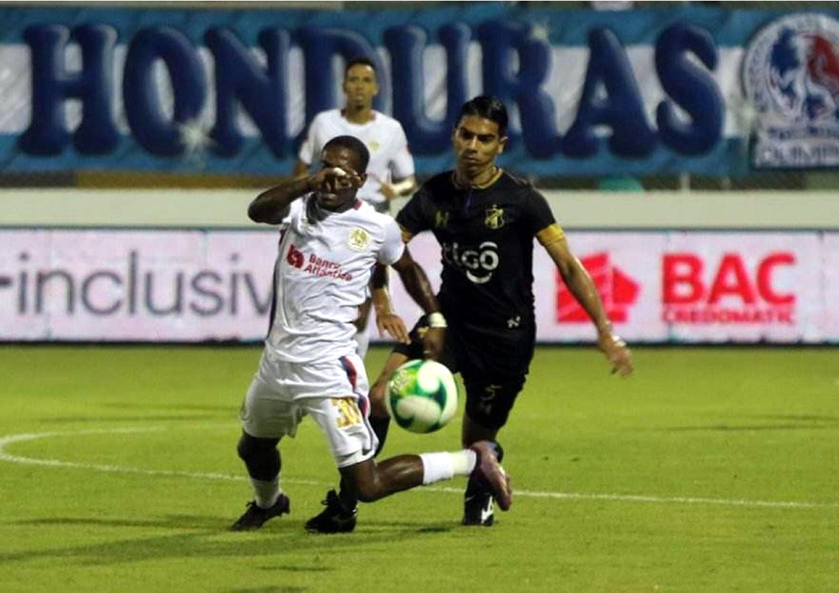 José Daniel Quiroz le comete una falta a Edwin Solani Solano.