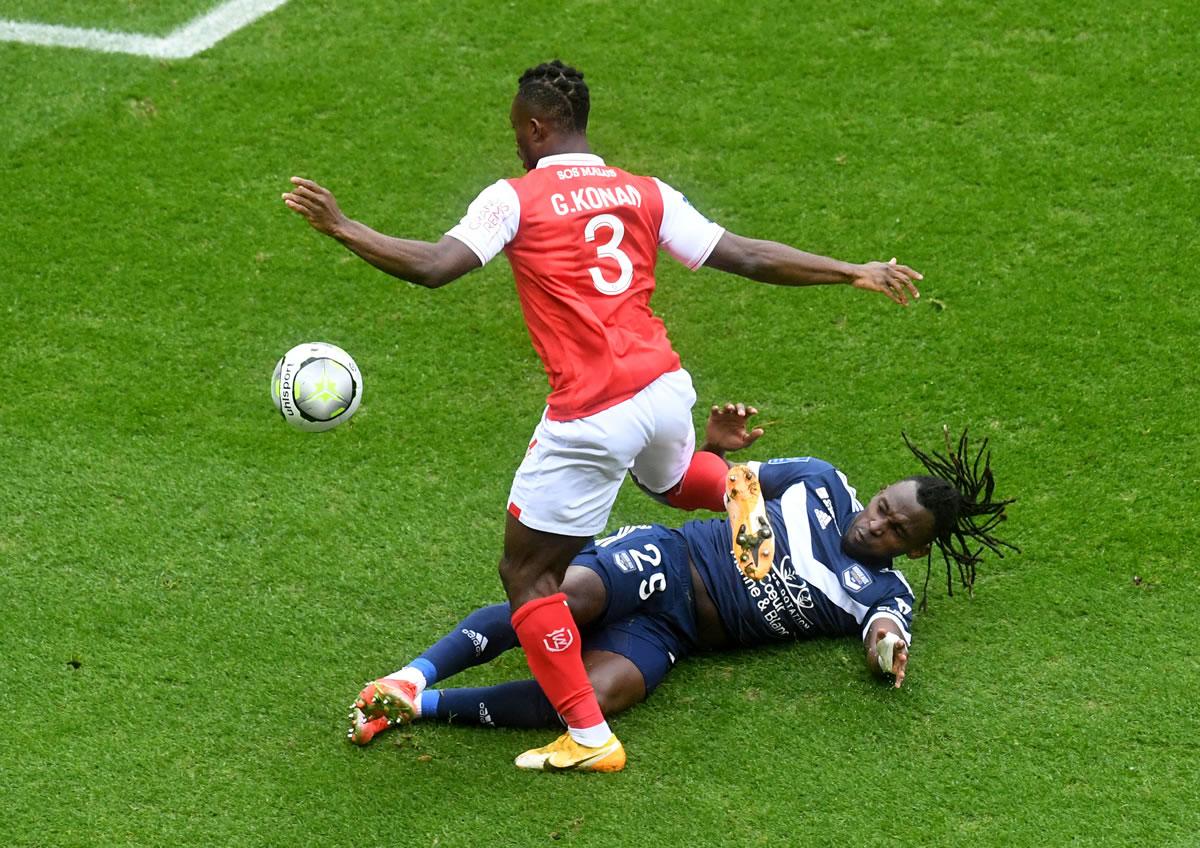 Alberth Elis se barre marcando a Ghislain Konan, del Reims.