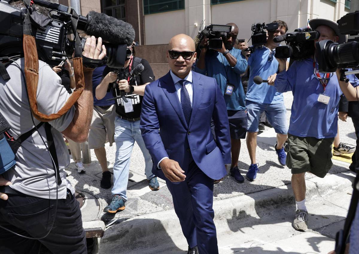 Asistente de Trump se declara no culpable en caso de documentos secretos