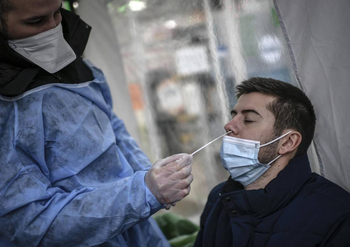 Francia registra por primera vez en dos años de pandemia más de 100,000 contagios diarios