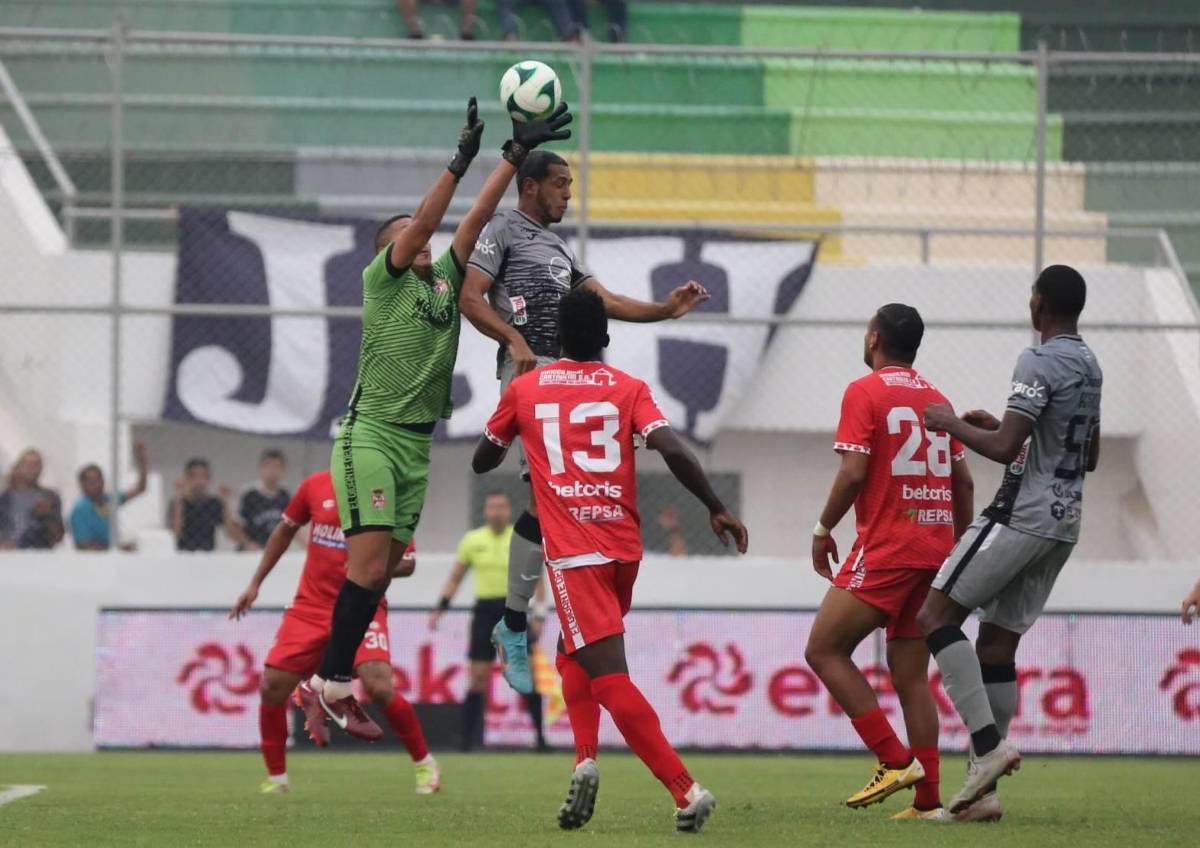 Motagua dejó escapar el triunfo ante Real Sociedad en duelo polémico
