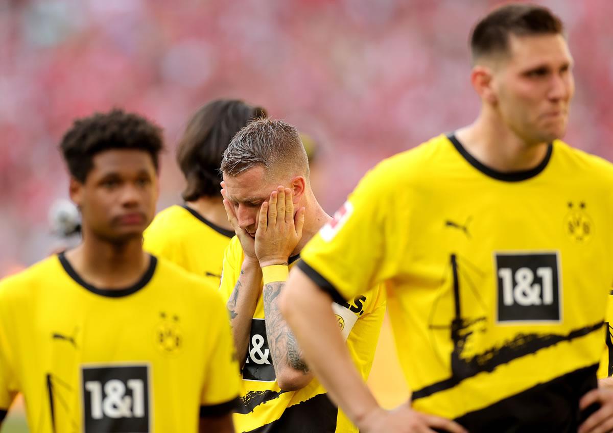 Marco Reus se lamenta tras no poder ganar el título de la Bundesliga.
