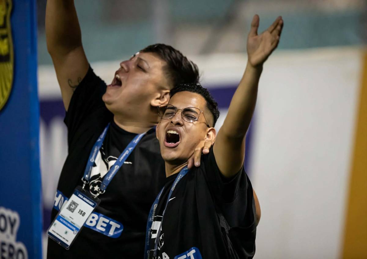 Futbolista sorprende a su bella novia, beso, fiesta del Real España y susto